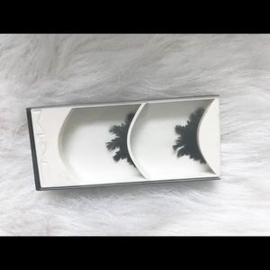 Authentic Mac, Feathered lashes